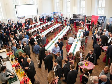 Viele Menschen stehen in der Aula