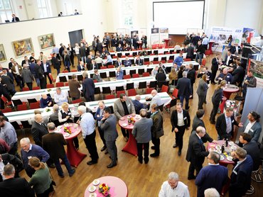 Viele Menschen stehen in der Aula