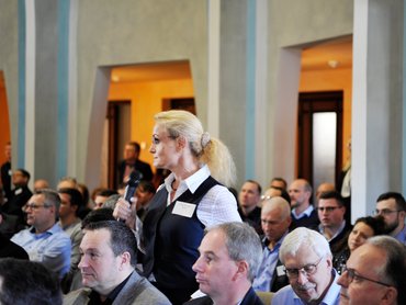 Zuschauerin redet in ein Mikrofon
