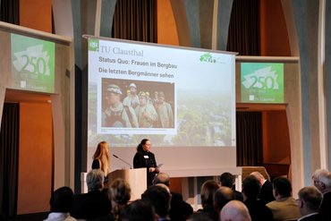 Rednerinnen stehen vor den Zuschauenden